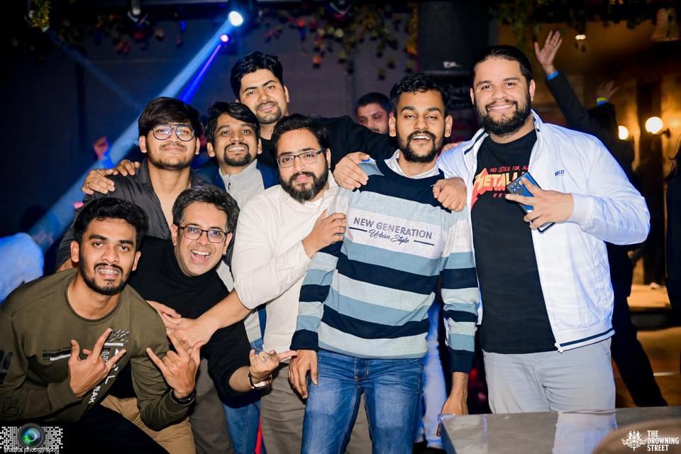 Group_Photo_in_club